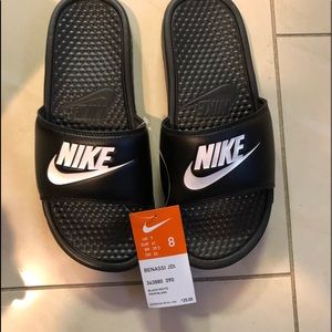 Nike BENASSI JDI men’s size 8. Nib. Black/white.